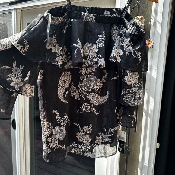 BCX Black and White Floral Top with a cool Goldish sheen - Picture 6 of 12
